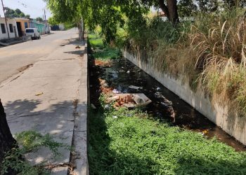 Vecinos de El Concejo piden limpieza de canal