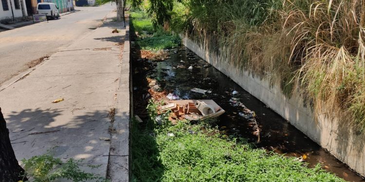 Vecinos de El Concejo piden limpieza de canal