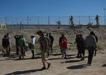 Migrantes venezolanos suben de nuevo a los trenes del norte de México ante crecientes operativos