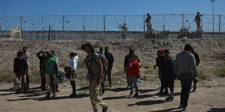 Migrantes venezolanos suben de nuevo a los trenes del norte de México ante crecientes operativos