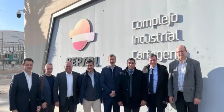 Pdvsa y Repsol acuerdan ampliar la explotación de campos en una empresa petrolera conjunta