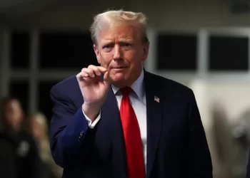 Juez pospone posible castigo a Trump por violar la “orden mordaza”