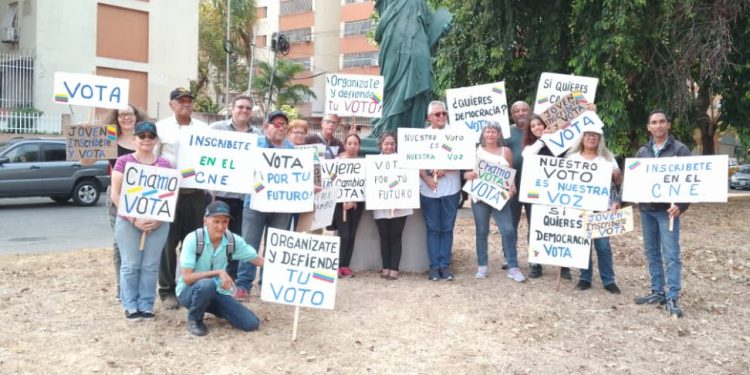 Plataforma El País de Todos y Creemos Alianza Ciudadana en Carabobo realizaron pancartazo para incentivar el voto