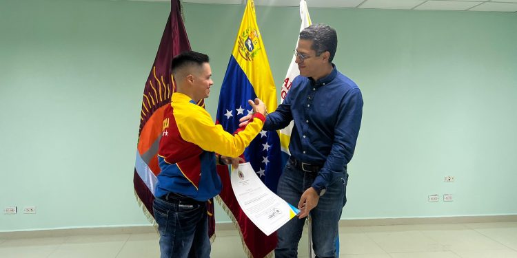 Alcalde León Jurado otorga Botón Honor ciudad de San Diego al atleta José Andrés Scarpitta Quintero