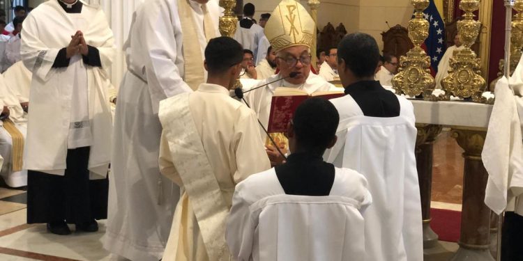 Iglesia católica en Valencia celebró ordenación sacerdotal y diaconal