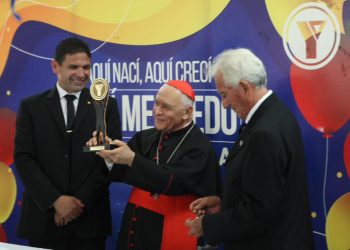Cardenal Diego Padrón recibió premio Ciudadano Ejemplar de YMCA Valencia
