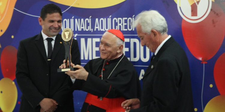 Cardenal Diego Padrón recibió premio Ciudadano Ejemplar de YMCA Valencia