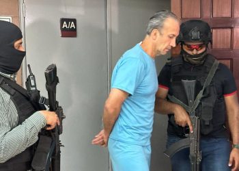 Trasladan esposado a tribunales a Tareck El Aissami y lo imputan por Traición a la Patria