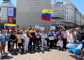 Venezolanos en Argentina piden al papa Francisco interceder ante Maduro para votar