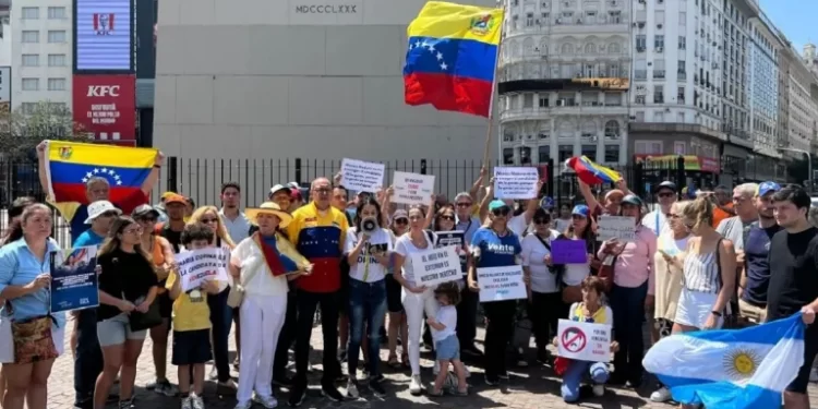 Venezolanos en Argentina piden al papa Francisco interceder ante Maduro para votar