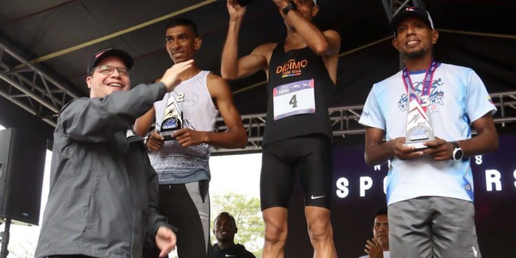 Alcalde Fuenmayor encabezó premiaciones de la Media Maratón Valencia 2024