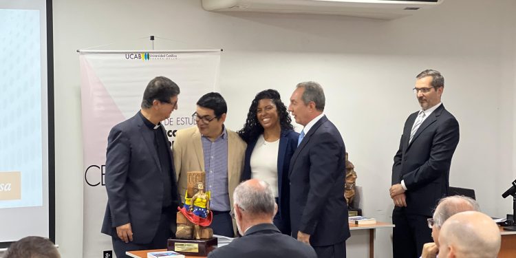 SNTP premio Valores Democráticos “Francisco José Virtuoso” de la UCAB por su defensa a la libertad de pensamiento