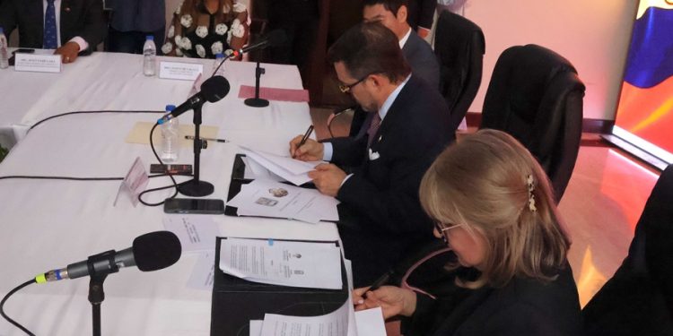 Firman acuerdo de cooperación entre la UC y la Universidad de Shanghái