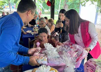 Alcalde de San Diego entregó 25 canastillas a futuras madres y absequios a trabajadoras de la alcaldía