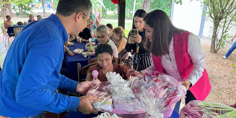 Alcalde de San Diego entregó 25 canastillas a futuras madres y absequios a trabajadoras de la alcaldía