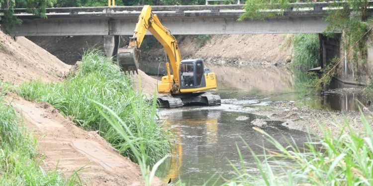 Cuadrillas de la Alcaldía de Valencia aceleran los trabajos de limpieza y dragado en el río Cabriales
