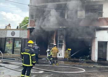 Bomberos de Valencia sofocan incendio en inmueble en Santa Rosa: hubo dos lesionados
