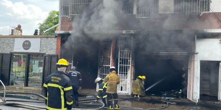Bomberos de Valencia sofocan incendio en inmueble en Santa Rosa: hubo dos lesionados