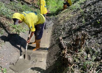 Alcaldía de Los Guayos ejecutó limpieza en canal de comunidad La Juventud