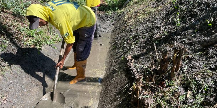 Alcaldía de Los Guayos ejecutó limpieza en canal de comunidad La Juventud