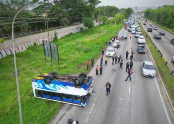Al menos 11 lesionados tras aparatoso accidente de transporte público en la Autopista del Este