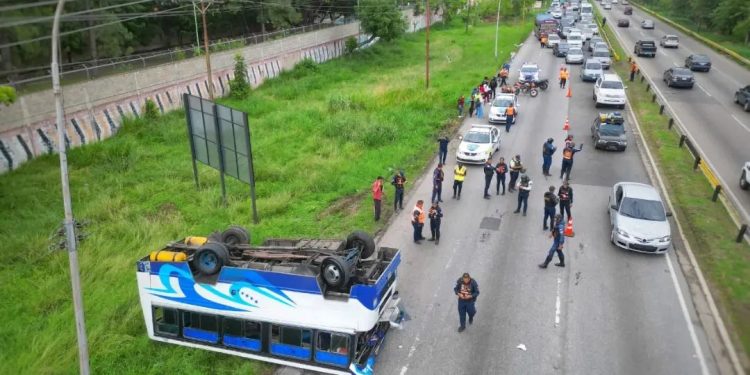Al menos 11 lesionados tras aparatoso accidente de transporte público en la Autopista del Este