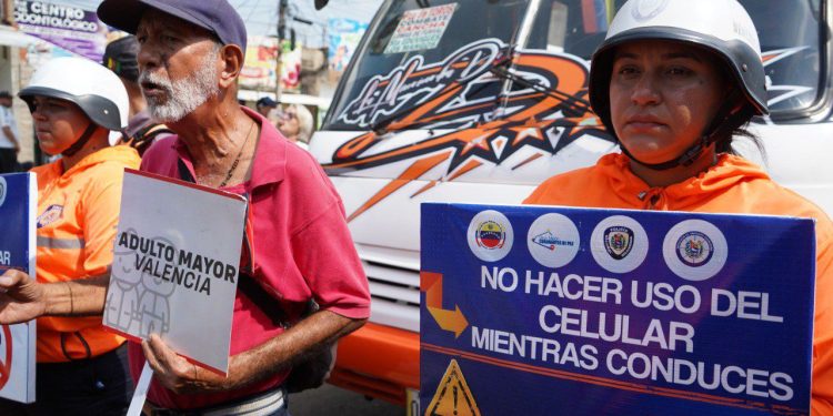 Alcaldía de Valencia desarrolla campaña de sensibilización sobre el buen trato a adultos mayores en el transporte público