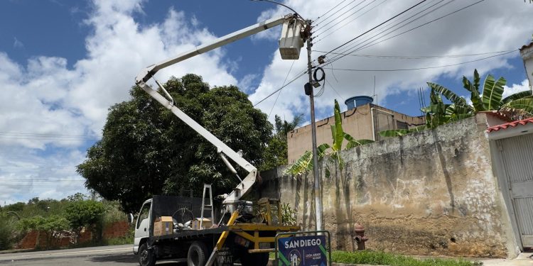 Fumcosandi instala 300 nuevas luminarias tipo Led en la manzana “C” de La Esmeralda