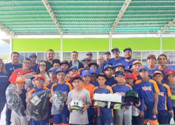 Alcaldía de San Diego y Cevac entregaron material deportivo a escuelas y academias de la localidad