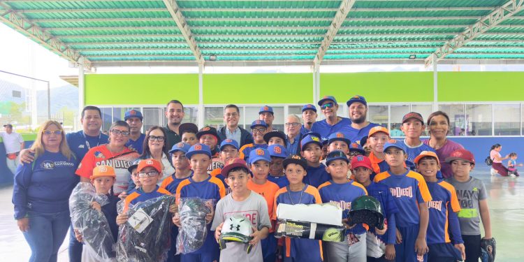 Alcaldía de San Diego y Cevac entregaron material deportivo a escuelas y academias de la localidad