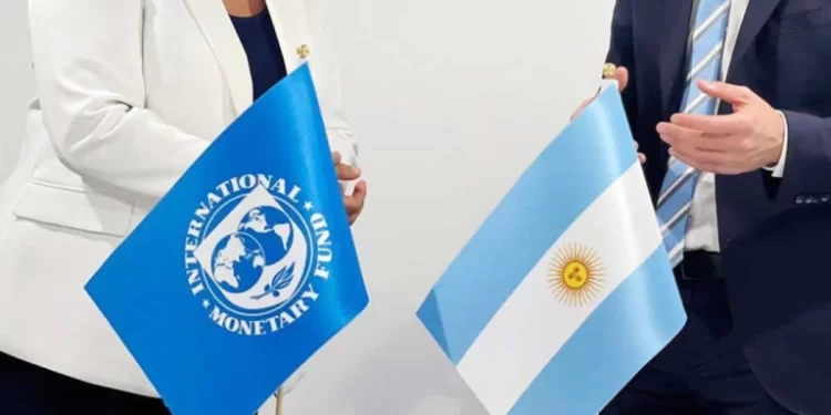FMI aprobó dar otros 800 millones de dólares a Argentina