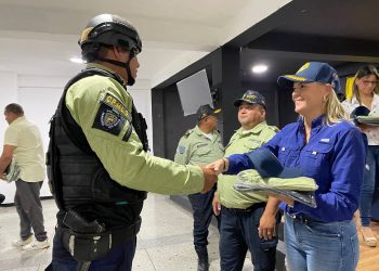 Alcaldesa Mervelis Moreno dotó de uniformes a la Policía Municipal de Los Guayos