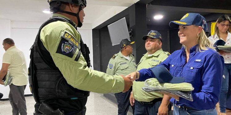 Alcaldesa Mervelis Moreno dotó de uniformes a la Policía Municipal de Los Guayos