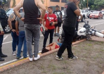 Una mujer lesionada tras colisión moto con moto en la Av. Bolívar Norte de Valencia