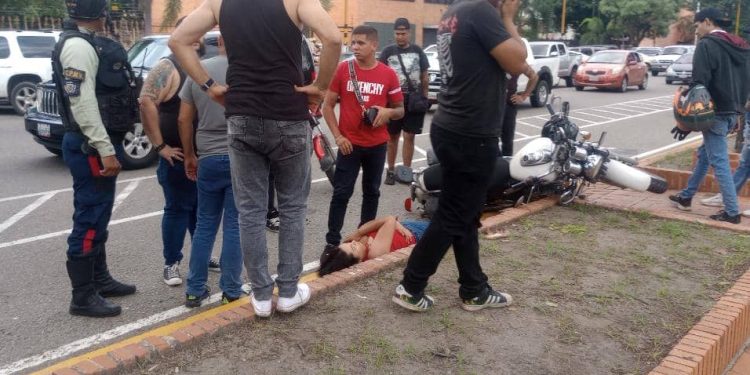 Una mujer lesionada tras colisión moto con moto en la Av. Bolívar Norte de Valencia