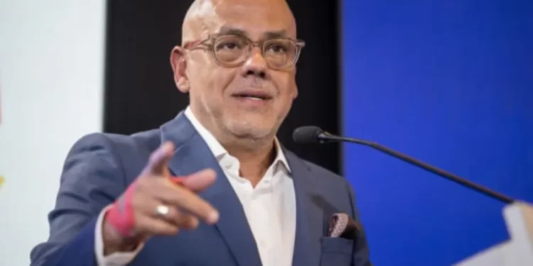 Oficialismo asegura que la oposición planea acciones violentas desde la Embajada de Argentina