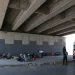 Migrantes venezolanos dejan el río Bravo y se refugian del calor y la inseguridad bajo un puente