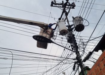 Sustituyen transformadores en La Vivienda Popular de Los Guayos