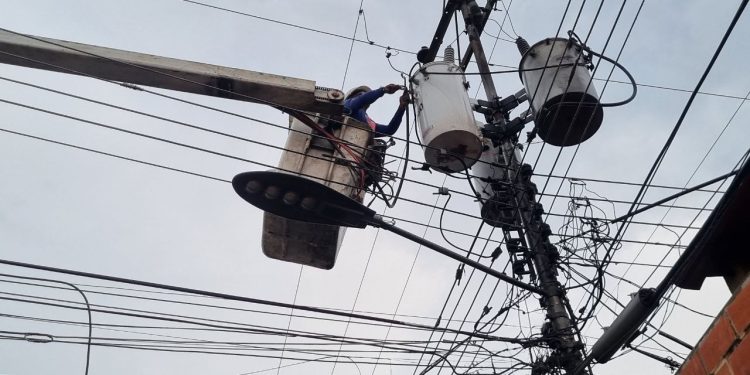 Sustituyen transformadores en La Vivienda Popular de Los Guayos