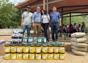 Alcalde León Jurado hizo entrega de material de mantenimiento y oficina a planteles educativos de San Diego