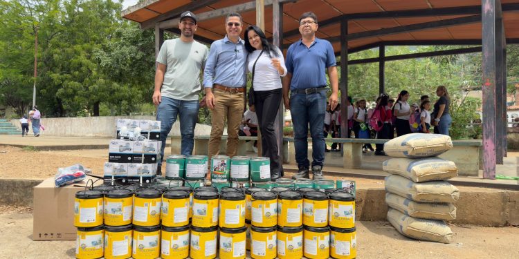 Alcalde León Jurado hizo entrega de material de mantenimiento y oficina a planteles educativos de San Diego