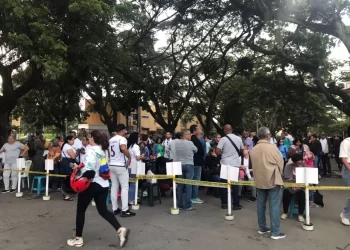 Denuncian retrasos en la apertura de mesas electorales en Unidad Educativa Santiago Mariño de San Diego