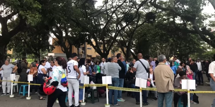 Denuncian retrasos en la apertura de mesas electorales en Unidad Educativa Santiago Mariño de San Diego