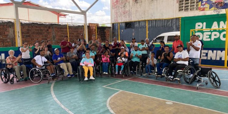 Ruedas de Felicidad donó sillas de ruedas para tenis adaptado