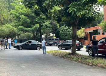 Exdiputado Carlos Lozano denunció allanamiento a su casa: funcionarios PNB se mantienen en el lugar