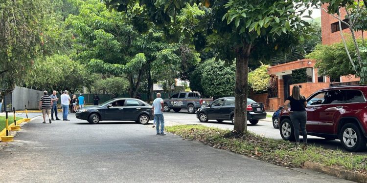 Exdiputado Carlos Lozano denunció allanamiento a su casa: funcionarios PNB se mantienen en el lugar