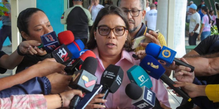 Alcaldesa Ana González ejerció su derecho al voto