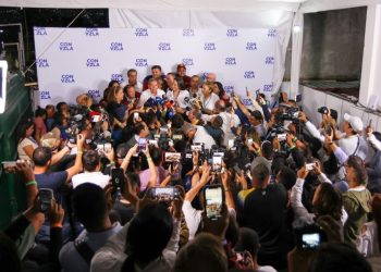 González Urrutia y Machado llaman a los ciudadanos a quedarse en los centros electorales