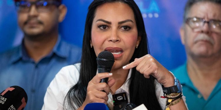 Oposición venezolana condena que se le haya impedido viajar a expresidentes para comicios