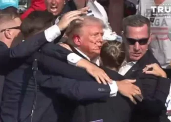 Trump sale herido en la oreja durante un mitin de campaña en Pensilvania